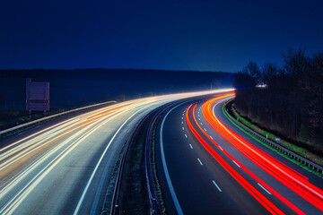 Fototapeta na wymiar Langzeitbelichtung - Autobahn - Strasse - Traffic - Travel - Background - Line - Ecology - Highway - Long Exposure - Motorway - Night Traffic - Light Trails - High quality photo 