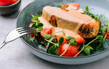 Grilled salmon fillet with spinach and creamy sauce