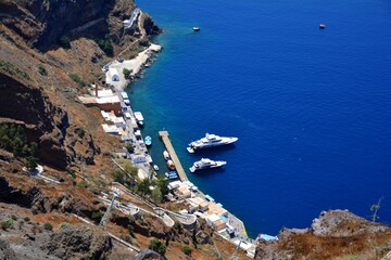 Vue en hauteur sur le port de Fira en été, Santorin, Grèce, Europe