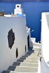 Ruelle étroite, typique de Santorin en été, Fira, Grèce, Europe 4