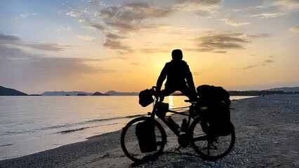 Fototapeta na wymiar energetic cyclist,adventures and active use in coastal areas