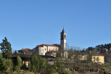 chiesa con campanile