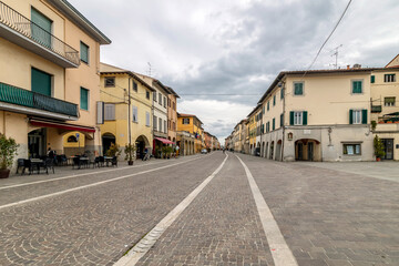 Fototapeta na wymiar The very central Corso Giacomo Matteotti in a moment of tranquillity, Cascina, Pisa, Italy