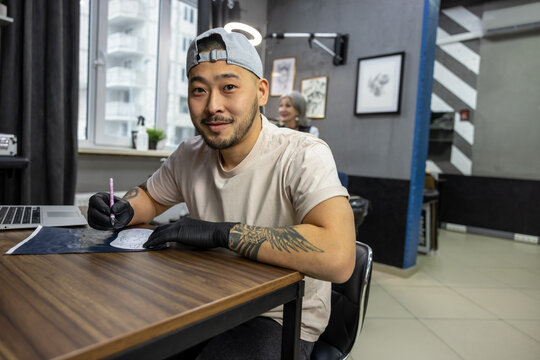 Tattoo master working with skretch in tattoo salon