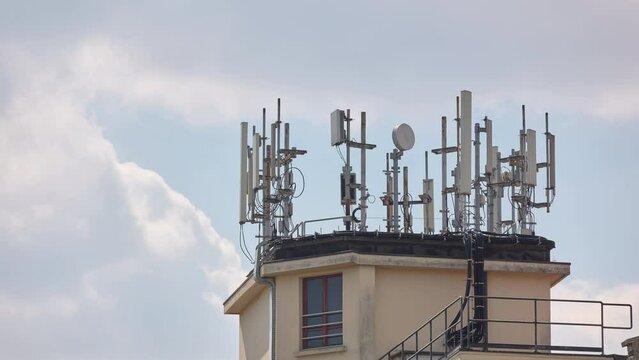 Antenne e torri della rete cellulare e network internet 5G.