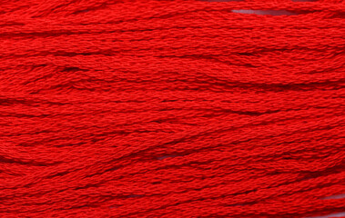 Czerwona tapeta skonstruowana z nici bawełnianych leżących w nieładzie w zbliżeniu makro