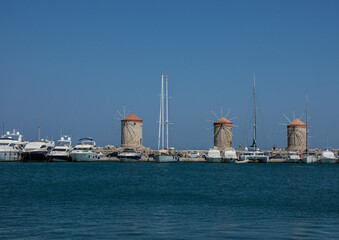 Moulins &agrave; vent port Mandraki, Rhodes