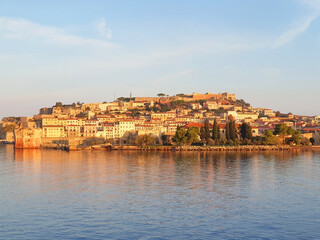 View from the sea to the city of Portoferraio at sunrise. - obrazy, fototapety, plakaty