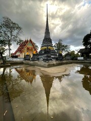 Obraz premium Vertical shot of the temple of Wat Phra Si Sanphet in Phra Nakhon Si Ayutthaya, Thailand