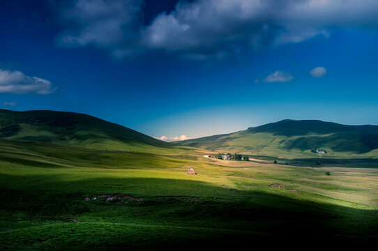 
 Buron sur le massif du Cezallier. D&eacute;partement du Puy de D&ocirc;me. Auvergne Rh&ocirc;ne Alpes. France. Europe