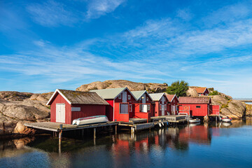 Hafen mit Boothäuser im Ort Smögen in Schweden