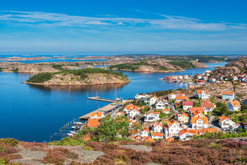 Blick vom Vetteberg auf die Stadt Fjällbacka in Schweden - 591083292