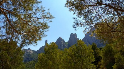 Paisaje de monta&ntilde;as &uacute;nicas