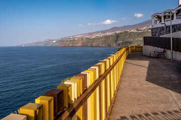 Farbige Metallbegrenzung zum Meer an einem Gehweg auf Teneriffa