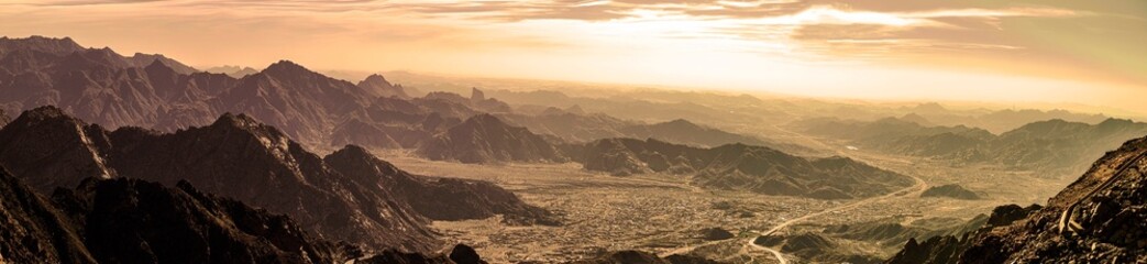 جبل النور في مكة المكرمة وجبل احد في المدينة المنورة...