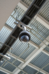 天井に設置された監視カメラ