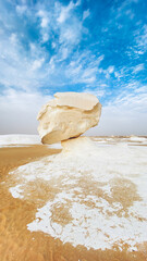 White Desert, Wüste, Weiße Wüste, Felsen, weißer Felsen, blau, Himmel, Wolken, Pils, Stein, Kalk, Kalkstein, Ägypten

