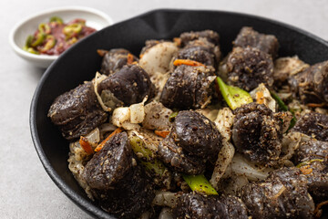 Non-spicy stir-fried sundae and vegetables