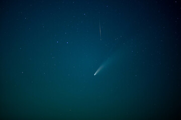 夜空に流れる彗星