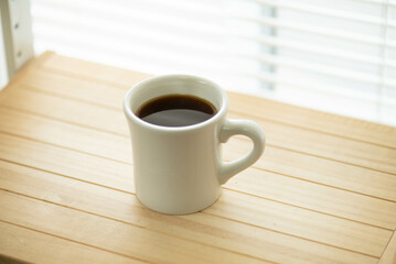 窓際のコーヒーカップ