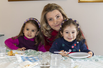Mamma con le figlie gemelle di tre anni.