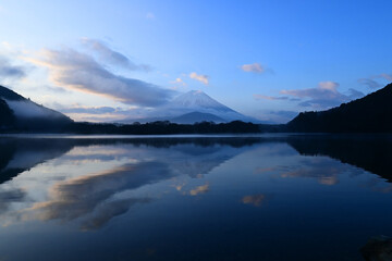 Fototapeta premium 3月早朝に山梨県の精進湖より望む霊峰富士