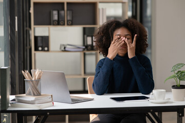 Obraz premium Asian woman sitting stressed with being an office worker