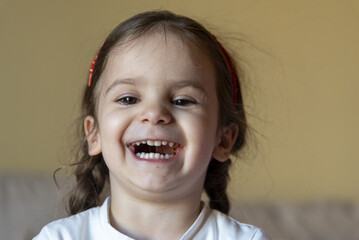 Ritratto di una bambina di tre anni molto carina.