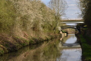 Fototapeta na wymiar the walk along the oxford canal walk next to fenny Compton turnover bridge