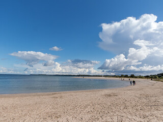 weiter Sandstrand an der deutschen Ostseeküste bei Travemünde
