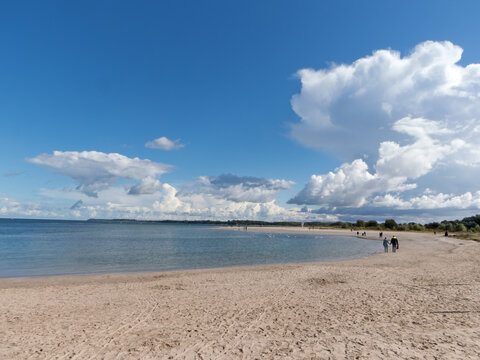 weiter Sandstrand an der deutschen Ostseek&uuml;ste bei Travem&uuml;nde