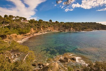 Küstenpfad auf der Presque'Ile de Giens in Südfrankreich