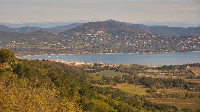 Blick von Gassin auf die K&uuml;ste bei Saint Tropez in S&uuml;dfrankreich