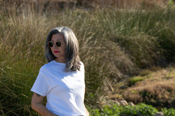mujer paseando por el campo con gafas