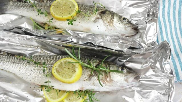 papillote de bar au romarin, thym et citron, en gros plan