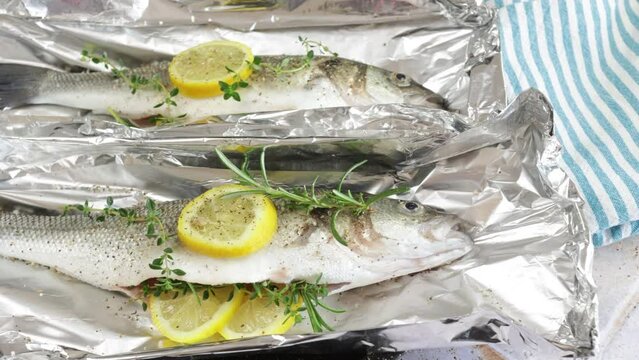papillote de bar au romarin, thym et citron, en gros plan