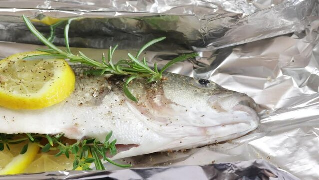 papillote de bar au romarin, thym et citron, en gros plan