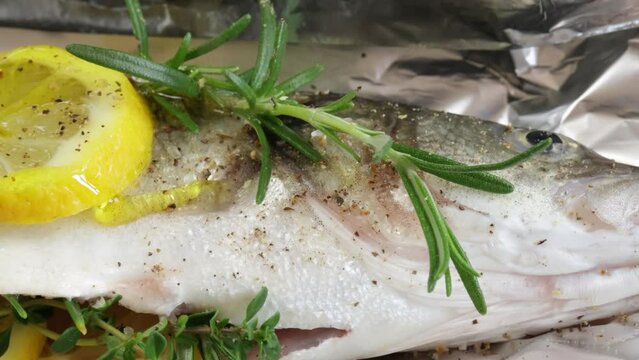 papillote de bar au romarin, thym et citron, en gros plan