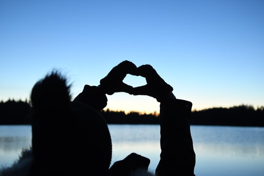 Silhouette de deux personnes et des mains en forme de coeur © Alexandre
