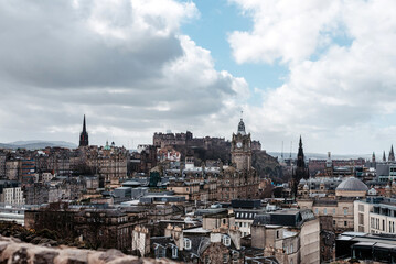 Fototapeta premium Vistas de la ciudad de Edimburgo desde Calton Hill en un día de primavera. En el fondo, el Castillo de Edimburgo y el famoso Hotel Balmoral
