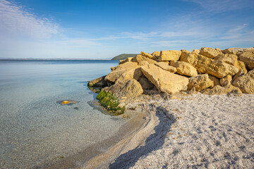 Fototapeta na wymiar plage du Ranquet sur l'étang de Berre à Istres