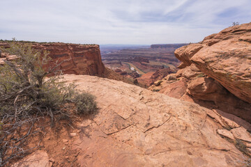 hiking the dead horse trail in dead horse point state park in utah, usa