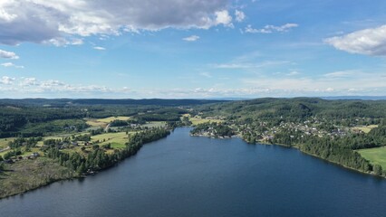 Fototapeta na wymiar lac Mjøsa en Norvège et village de Tangen près de Hamar