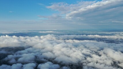 mer de nuage au soleil levant
