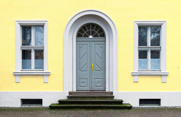Fototapeta na wymiar Old door in the historical house in Potsdam 