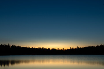 Obraz premium Paysage d'un lac au coucher de soleil