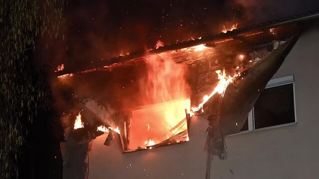 Wohnungsbrand in der Nacht Flamen schlagen aus dem Fenster