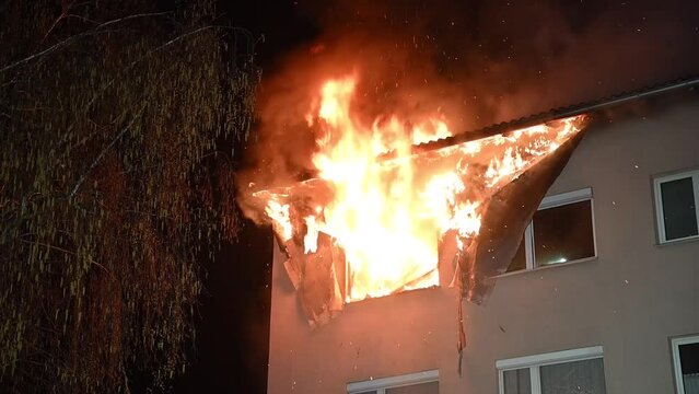 Wohnungsbrand in der Nacht Flamen schlagen aus dem Fenster