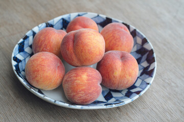テーブルの上お皿に乗った美しいスモモ 季