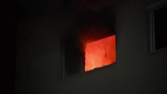 Wohnungsbrand in der Nacht Flamen schlagen aus dem Fenster